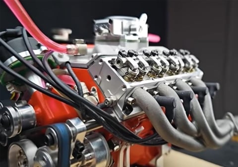 Model stavebnice benzinového V8 motoru