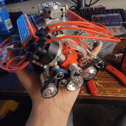 Model stavebnice benzinového V8 motoru