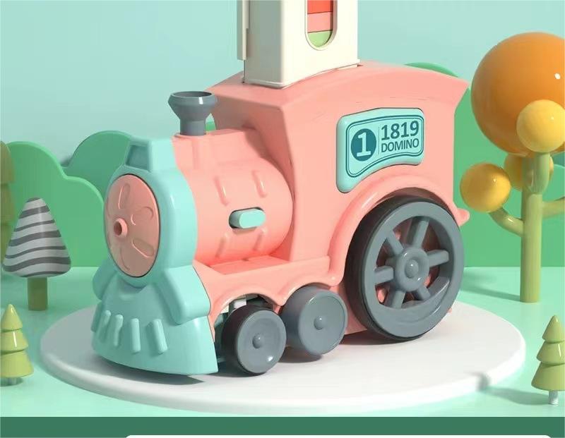 Automatická vláčková sada na stavění dominových kostek